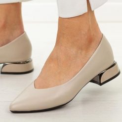 Beżowe czółenka damskie na obcasie Vinceza 62280. Brązowe czółenka damskie VINCEZA, bez wzorów, ze skóry, bez obcasa, na obcasie. Za 169.00 zł.