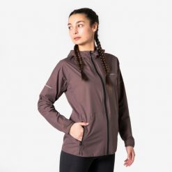 Kurtka do biegania przeciwdeszczowa damska Kiprun Run Rain 900. Brązowe kurtki do biegania damskie KIPRUN, l, bez wzorów, z materiału, bez kaptura. Za 399.99 zł.