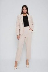 Spodnie cygaretki beżowe. Brązowe spodnie materiałowe damskie MOODO, bez wzorów, z elastanu. Za 149.99 zł.