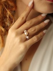 Pierres delicates Pozłacany pierścionek z perłami rozmiar: onesize. Białe pierścionki damskie Pierres delicates, z kryształem, pozłacane. Za 39.99 zł.