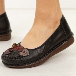 Czarne skórzane półbuty damskie Potocki 15309. Czarne półbuty damskie POTOCKI, bez wzorów, z jeansu, eleganckie, z okrągłym noskiem, bez obcasa, na płaskiej podeszwie. Za 219.00 zł.