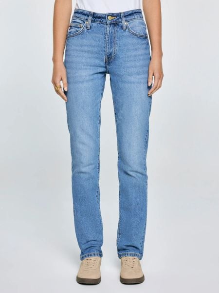 Jeansy damskie proste niebieskie Charlotte 485. Niebieskie jeansy damskie Big Star, z podwyższonym stanem. W wyprzedaży za 139.99 zł.