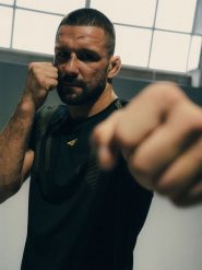 4F Koszulka trenignowa regular szybkoschnąca męska - czarna S. Czarne t-shirty sportowe męskie 4f, m, z materiału, bez ramiączek, do biegania. Za 129.99 zł.