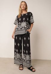 Czarny Komplet Wiskozowy Szerokie Spodnie i Luźna Bluzka z Nadrukiem Paisley Thela. Czarne spodnie materiałowe damskie Born2be, bez wzorów, z wiskozy, biznesowe, plus size. Za 99.99 zł.