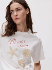 T-shirt z crochetową aplikacją - kremowy. Białe t-shirty damskie Reserved, l, z aplikacjami, z bawełny, bez kołnierzyka. W wyprzedaży za 59.99 zł.