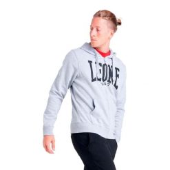 Męska bluza z kapturem zapinana na zamek i dużym, prostym logo. Szare bluzy sportowe męskie LEONE 1947 APPAREL, bez wzorów, z bawełny, sportowe, bez kołnierzyka, bez ramiączek. W wyprzedaży za 112.15 zł.