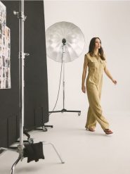 Kombinezon z wiskozą - beżowy. Brązowe kombinezony damskie Reserved, l, bez wzorów, z tkaniny, bez kołnierzyka, bez ramiączek. Za 299.99 zł.