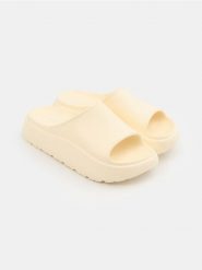 Klapki na platformie - żółty. Żółte klapki damskie Sinsay, bez wzorów, bez obcasa, na platformie. Za 29.99 zł.