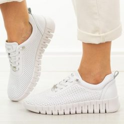 Białe ażurowe skórzane półbuty damskie LeeCopper 4001. Białe półbuty damskie Lee Cooper, z aplikacjami, z jeansu, eleganckie, z okrągłym noskiem, bez obcasa. W wyprzedaży za 219.12 zł.