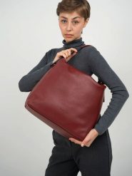 Christian Laurier Skórzana torebka "Orient" w kolorze czerwonym - 38,5 x 34 x 13 cm rozmiar: onesize. Czerwone torebki klasyczne damskie Christian Laurier, bez wzorów, z materiału, bez dodatków. Za 413.99 zł.