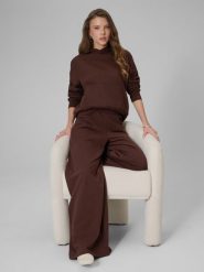 4F Spodnie dresowe z szerokimi nogawkami damskie - brązowe M. Brązowe spodnie dresowe damskie 4f, m, bez wzorów, z bawełny. Za 149.99 zł.