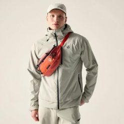 Męska wodoodporna kurtka turystyczna Switch Out III z kapturem. Brązowe kurtki męskie Dare 2b, m, bez wzorów, z materiału, sportowe, z kapturem. W wyprzedaży za 449.99 zł.