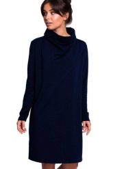 Sukienka dresowa oversize trapezowa z wysokim kołnierzem granatowa. Sukienki damskie Sukienki.shop, na co dzień, l, bez wzorów, z bawełny, bez kołnierzyka, bez ramiączek, oversize. Za 299.00 zł.