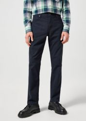 WRANGLER GREENSBORO MĘSKIE SPODNIE MATERIAŁOWE MATERIAŁ CHINO DARK NAVY 112358043 W15Q017344. Niebieskie spodnie materiałowe męskie Wrangler, bez wzorów, z materiału. Za 199.99 zł.