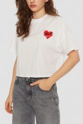 KARL LAGERFELD Biały damski top Hearts Cropped. Białe topy damskie Karl Lagerfeld, xs, z aplikacjami, z bawełny, bez kołnierzyka. W wyprzedaży za 259.99 zł.