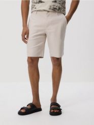 Szorty carrot fit - beżowy. Brązowe szorty męskie Reserved, z bawełny, bez kołnierzyka. Za 119.99 zł.