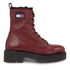 Trzewiki Tommy Jeans. Czerwone botki damskie Tommy Jeans, z jeansu, bez obcasa, na płaskiej podeszwie, bez zapięcia. Za 719.99 zł.