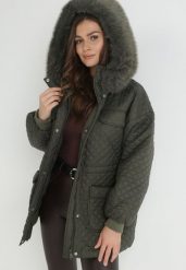 Ciemnozielona Kurtka z Futrzanym Kapturem i Drobnym Pikowaniem Esdrage. Zielone kurtki damskie Born2be, na jesień, l, bez wzorów, z futra. Za 69.99 zł.