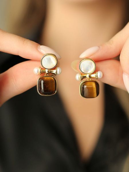 Pierres delicates Pozłacane kolczyki-wkrętki z perłami i kamieniami szlachetnymi rozmiar: onesize. Białe kolczyki damskie Pierres delicates, z perłą, pozłacane. Za 91.56 zł.