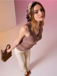 Swetrowa kamizelka z wiskozą i ozdobnymi guzikami - brązowy. Brązowe kamizelki damskie Sinsay, l, z wiskozy. Za 45.99 zł.