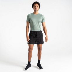 Spodenki męskie Accelerate. Czarne szorty męskie Dare 2b, bez wzorów. W wyprzedaży za 250.50 zł.