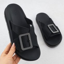 Klapki damskie basenowe plażowe z klamrą czarne Zaxy RR285078. Czarne klapki damskie Zaxy, bez wzorów, z gumy, bez obcasa. Za 189.99 zł.