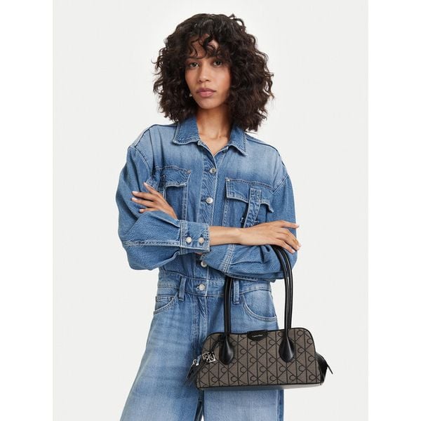 Torebka Calvin Klein. Szare torebki klasyczne damskie CALVIN KLEIN, bez wzorów, bez dodatków. Za 649.99 zł.