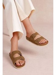 Foreverfolie Klapki w kolorze jasnobrązowym rozmiar: 38. Brązowe klapki damskie Foreverfolie, bez wzorów, bez obcasa. Za 86.99 zł.