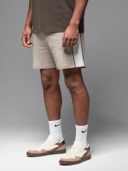 Męskie krótkie dresowe spodenki w szerokie pasy – beżowe V2 OM-SRSK-0182 - XXL. Brązowe szorty męskie Ombre Clothing, z bawełny, bez kołnierzyka. W wyprzedaży za 49.99 zł.