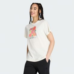 Luźna Koszulka Z Kwiatową Grafiką 2. Białe bluzki damskie Adidas, bez wzorów, sportowe, bez kołnierzyka, bez ramiączek. Za 149.00 zł.