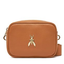 Torebka Patrizia Pepe. Brązowe listonoszki damskie Patrizia Pepe, bez wzorów, bez dodatków. Za 579.99 zł.