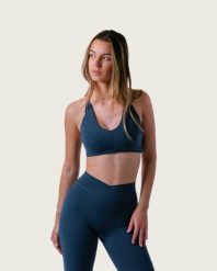 Damski stanik sportowy z dekoltem V i krzyżowanymi plecami na jogę – granatowy. Niebieskie biustonosze sportowe damskie AESTHETIC WOLF, bez wzorów, z dzianiny. Za 179.99 zł.