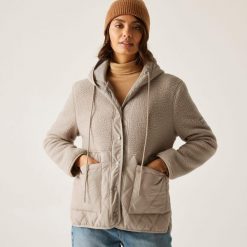 Kurtka damska zimowa ocieplana Mikayla. Brązowe kurtki damskie Regatta, na zimę, bez wzorów, z polaru, bez kaptura. Za 359.99 zł.