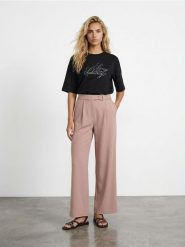 Koszulka z cyrkoniowym napisem, z domieszką wiskozy - czarny. Czarne t-shirty damskie Sinsay, l, bez wzorów, z wiskozy, bez kołnierzyka. Za 29.99 zł.