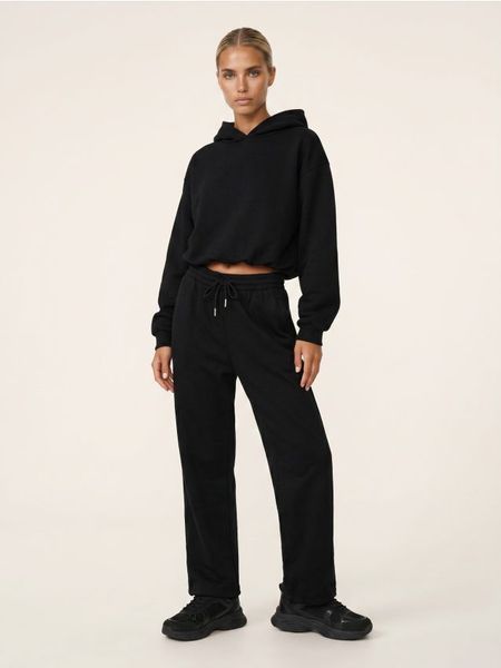 Bluza hoodie o fasonie bombki z bawełną Active - czarny. Czarne bluzy bez kaptura damskie Sinsay, l, bez wzorów, z bawełny, bez ramiączek, bez kaptura. Za 59.99 zł.