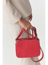 TATUUM Torebka "Rosena" w kolorze czerwonym - 21 x 15 cm rozmiar: onesize. Czerwone torebki klasyczne damskie Tatuum, bez wzorów, z materiału, z tłoczeniem, bez dodatków. Za 219.08 zł.