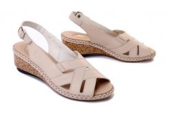 RIEKER 66189-60 beige, sandały damskie. Brązowe sandały damskie Rieker, w ażurowe wzory, ze skóry, bez obcasa, na koturnie. Za 271.92 zł.