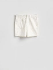 Bawełniane szorty regular - biały. Białe szorty męskie Reserved, bez wzorów, z bawełny. Za 119.99 zł.