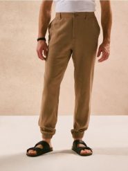 Spodnie jogger - czerwony. Czerwone spodnie materiałowe męskie Sinsay, bez wzorów. Za 69.99 zł.