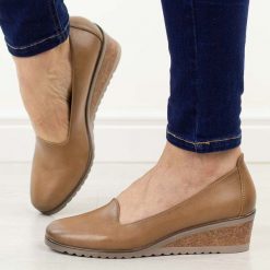 Beżowe pu półbuty damskie na koturnie Potocki 12276. Brązowe czółenka damskie POTOCKI, bez wzorów, z jeansu, biznesowe, z okrągłym noskiem, bez obcasa, na koturnie. Za 159.00 zł.