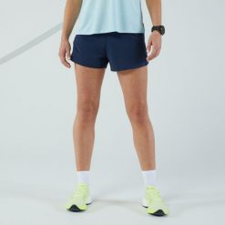Spodenki do biegania damskie Kiprun Light. Niebieskie szorty damskie KIPRUN, bez wzorów, z materiału, sportowe. W wyprzedaży za 109.99 zł.