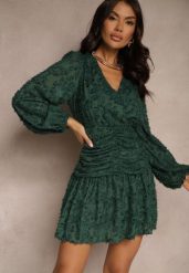 Ciemnozielona Sukienka z Koronki o Taliowanym Fasonie z Kopertową Górą Nelabine. Zielone sukienki damskie Renee, na spotkanie biznesowe, na wiosnę, m, bez wzorów, z koronki, eleganckie, bez kołnierzyka, bez ramiączek, mini, kopertowe. Za 149.99 zł.