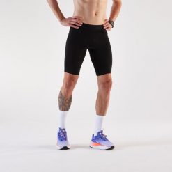 Legginsy do biegania krótkie męskie Kiprun. Czarne szorty męskie KIPRUN, bez wzorów, z materiału. Za 89.99 zł.