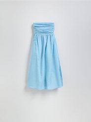 Sukienka midi z lnem - jasnoniebieski. Niebieskie sukienki damskie Reserved, l, bez wzorów, z tkaniny, bez kołnierzyka, bez ramiączek, midi, rozkloszowane. Za 199.99 zł.