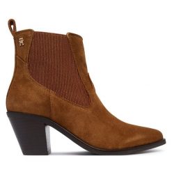 Botki Tommy Hilfiger. Brązowe botki damskie Tommy Hilfiger, bez obcasa, na słupku, bez zapięcia. Za 699.99 zł.