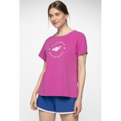 T-shirt damski TSD403 - fuksja. Czerwone t-shirty damskie 4f, bez wzorów, z bawełny, bez kołnierzyka. W wyprzedaży za 29.99 zł.