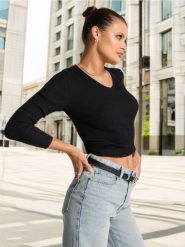 Sweter - czarny. Czarne swetry klasyczne damskie Sinsay, l, z materiału, bez kołnierzyka. Za 39.99 zł.