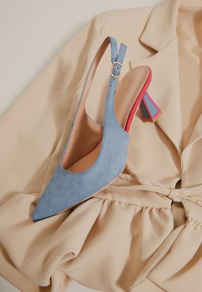 Niebieskie Sandały Vices na Obcasie Typu Kaczuszka Bez Pięty Edinaria. Niebieskie sandały damskie Born2be, bez wzorów, z jeansu, bez obcasa, na obcasie. Za 79.99 zł.