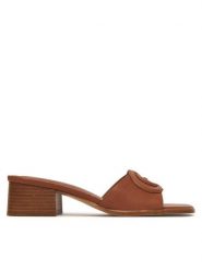 Guess Klapki FLJCNN LEA03 Brązowy. Brązowe klapki damskie Guess, z aplikacjami, ze skóry, bez obcasa. Za 449.99 zł.