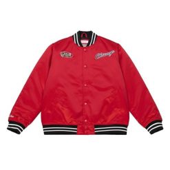 Gruba satynowa kurtka Chicago Bulls. Czerwone kurtki męskie Mitchell & Ness, s, bez wzorów, z poliesteru, bez kaptura. Za 575.00 zł.